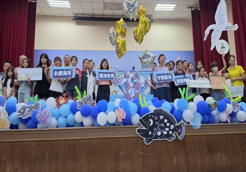 高市圖永安分館前進中正堂 發表永安區3國小12生創作《永安藍海的秘密》繪本