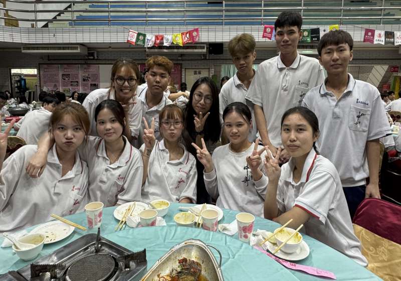 高市中山工商分兩天邀逾千名僑生中秋聯歡 美食響應歌舞表演紓解思鄉情愁