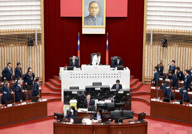 高市議會第4屆第10次臨時會閉幕 陳其邁率隊鞠躬感謝監督支持盼續攜手合作