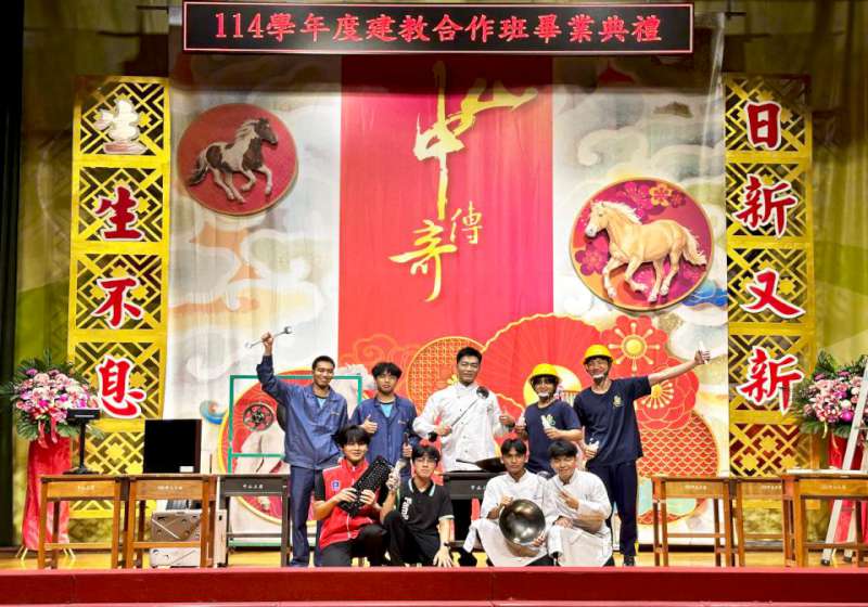 高市中山工商24建教合作班788生歡喜離校 師生敲擊實習器材亂打秀鼓舞人心