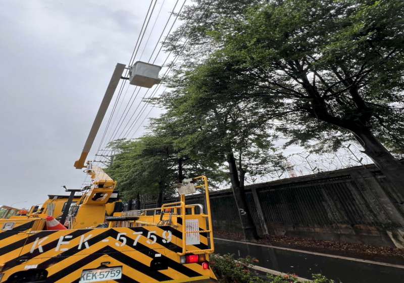強颱巴威來勢洶洶 台電鳳山區處超前部署巡檢線路設備調派人車機具待命搶修