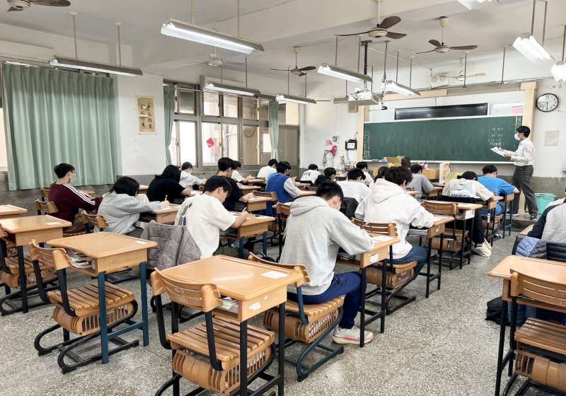 高市教育局全民數學素養檢定考試暨數學嘉年華 300名高中職生齊聚雄中 