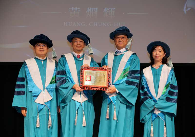 中山大學高階經管碩專班校友黃烱輝 獲頒名譽管理學博士學位
