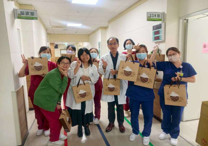 高市岡山醫院職工會採購社福團體自製禮盒 贈同仁提前賀勞動節
