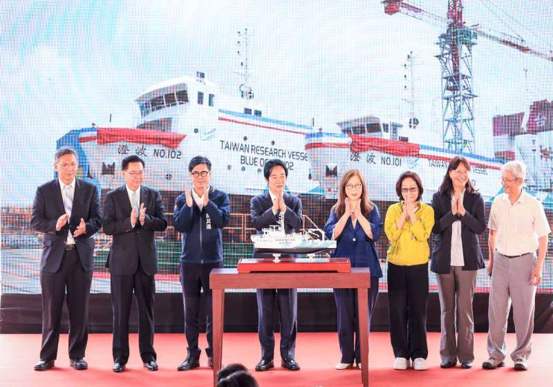 國海院100及300公噸海基資料調查船賴清德命名 擲瓶祝福下水航行順利