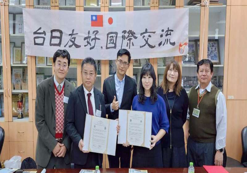 高市小港區中山國中視訊日本三重縣津市一身田中學 英文字介分享台灣美食學習生活