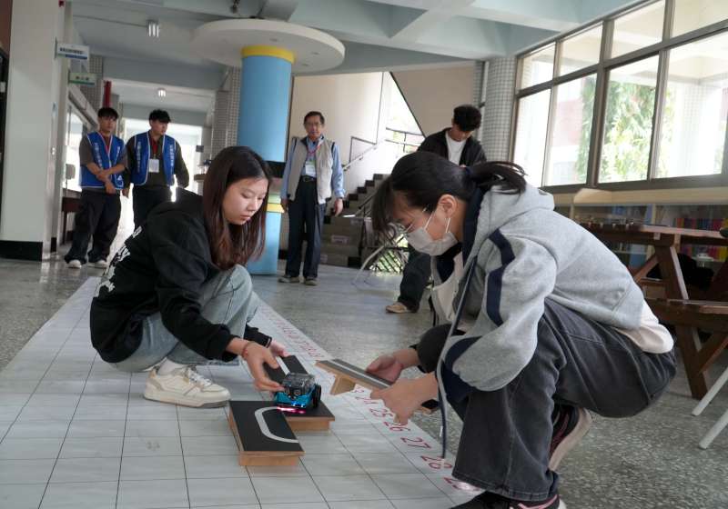 正修科大工管、護理系推特色體驗 情境實務教學操作機器人培訓急救體驗智慧醫療