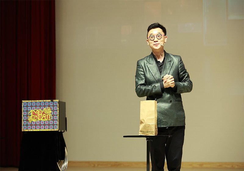 知名魔術師黃柏翰受邀高大卓越講座 互動魔術炒熱氣氛分享從環工跨足戲法歷程
