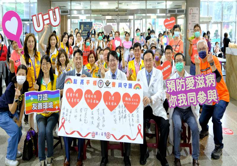 高市小港醫院友善宣示咖啡應援音樂表演防治衛教 傳達同理尊重愛滋病友