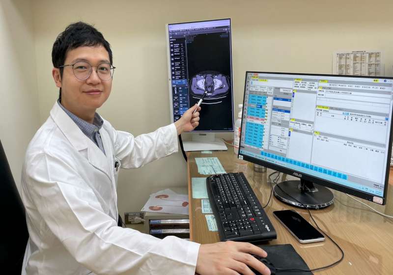高市6旬男攝護腺肥大血尿膀胱結石逾50顆 大同醫院泌尿科三明治式術分階治療