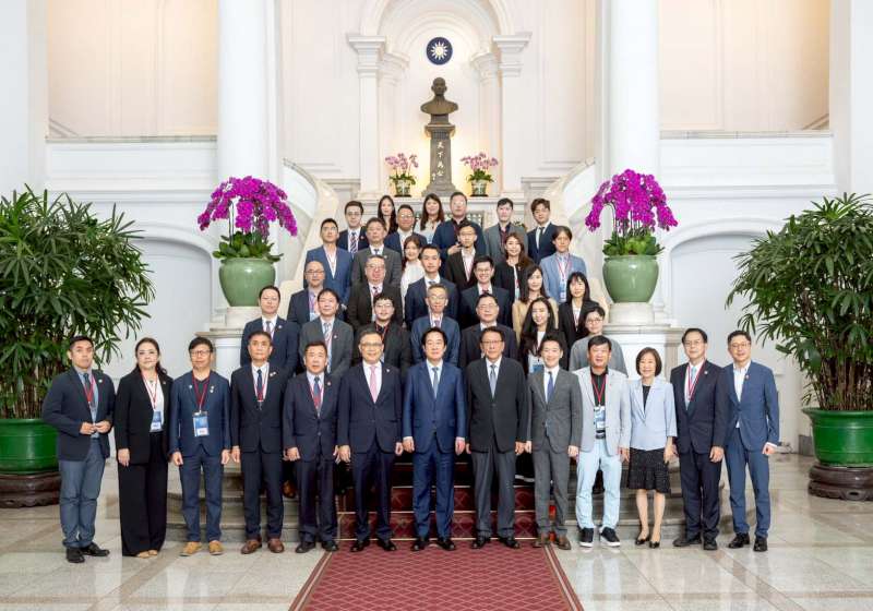 賴清德接見台灣連鎖加盟促進協會120名代表 支持2026世界連鎖加盟年會移師台灣