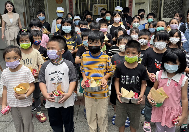 愛分享弦樂團促成知名漢堡品牌進駐高市內門區金竹國小 現做美式手工漢堡款待師生