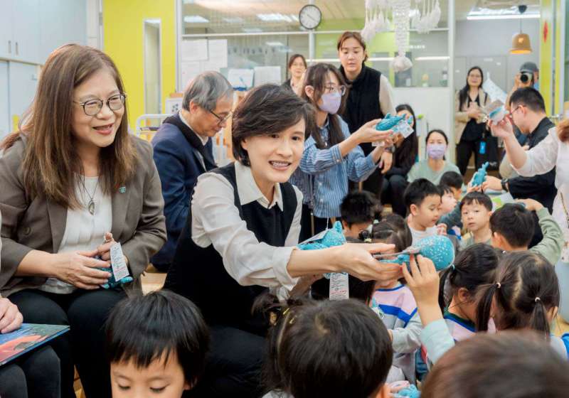 海委會出版中英雙語繪本《海邊的星星巨人》行政院、文化部首長陪伴幼園童共讀