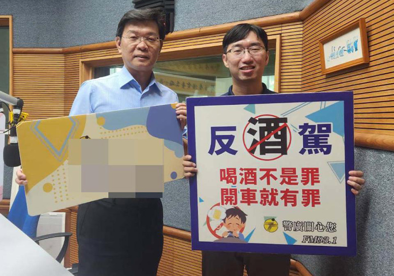 高市警局交大電台宣導高齡換照 有獎徵答送出實用筋膜槍