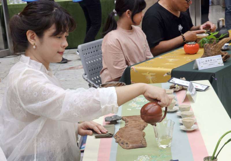 月映千江文化創意協會首攜手高市農業局第11屆全國泡茶競賽 兒童參賽禮親奉茶吸睛