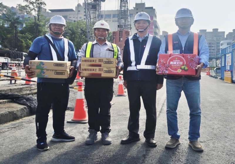 高市捷運局訪視高捷黃線Y8雄工站工地安全整備 慰勉中秋教師節連假執勤人員辛勞