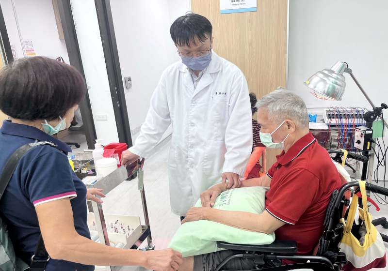 高市7旬翁中風影響行動言語喉嚨卡卡 高雄秀傳紀念醫院中醫科水藥治療改善