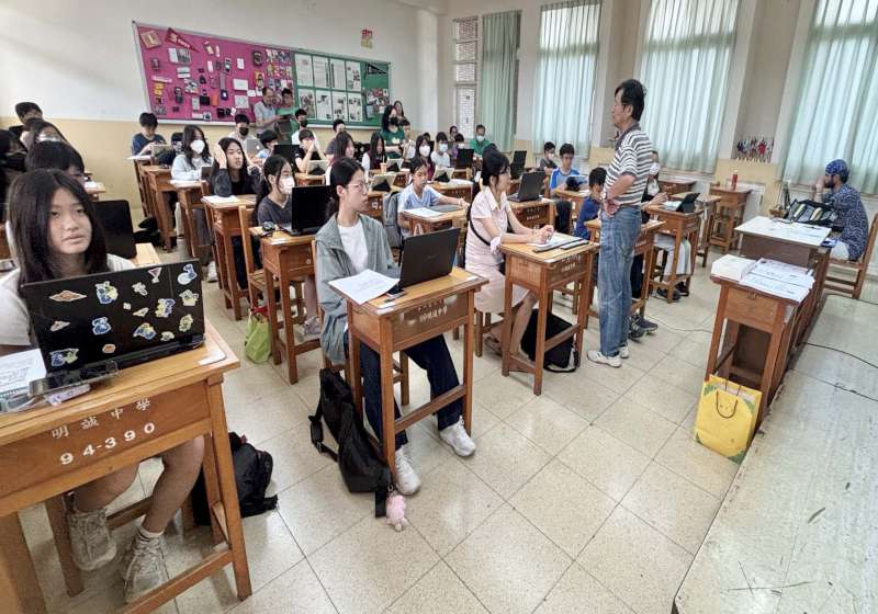 高市教育局為期兩天雙語運算思維研習 前進明誠中學引導學員動腦解題說英文