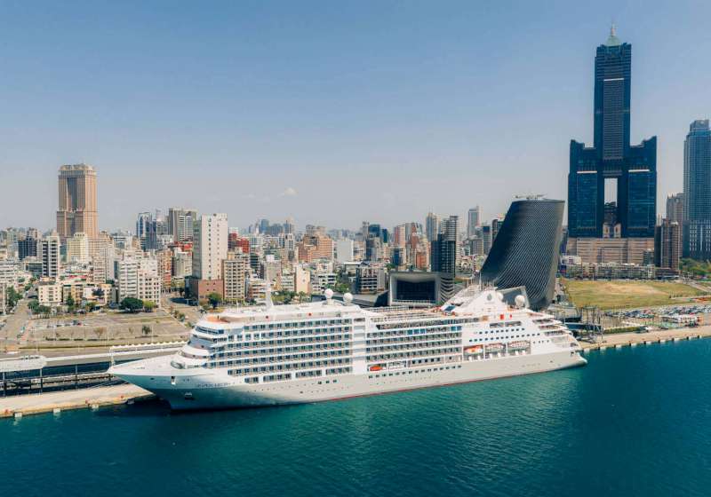 銀海郵輪銀海明月號泊靠高雄港 臺灣高雄港務贈紀念牌噴水迎賓