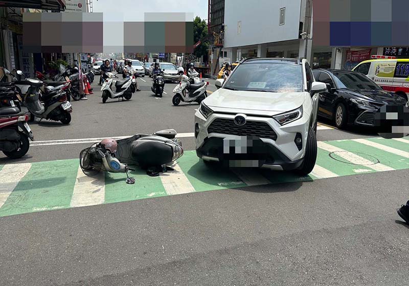 高市男開車疑未禮讓撞7旬婦機車幸輕傷 五甲所警調查釐清肇因