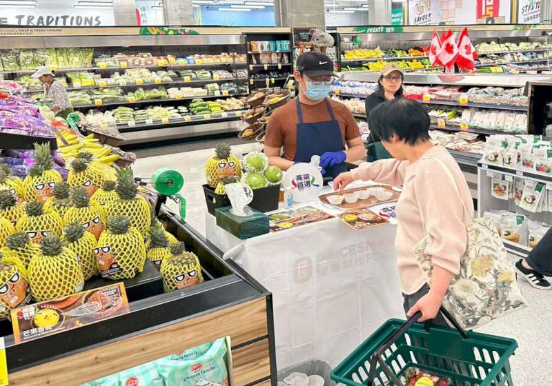 高市農業局續前進加拿大超市辦理試吃 推廣高雄首選優質農產