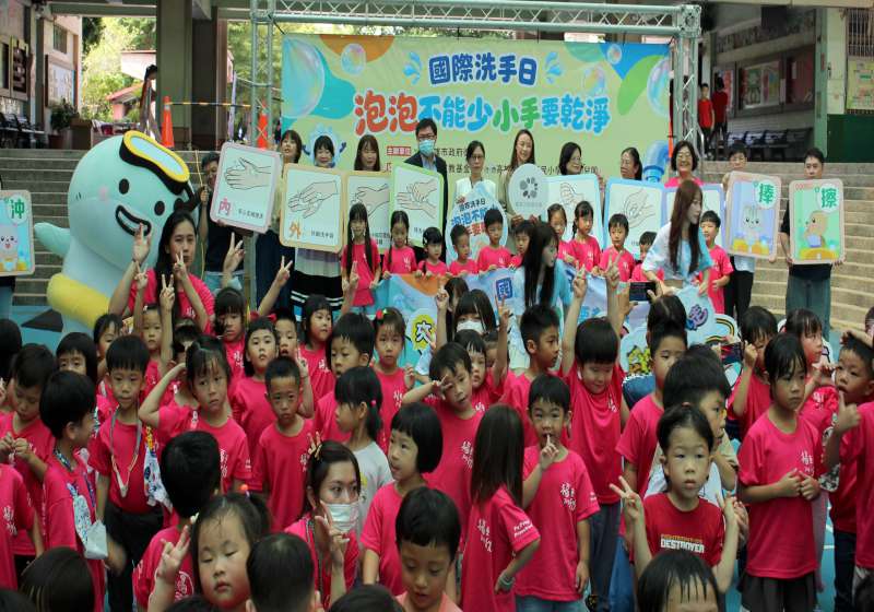 高市衛生局響應10月15日國際洗手日 前進國小附幼洗手歌宣教腸病毒防疫