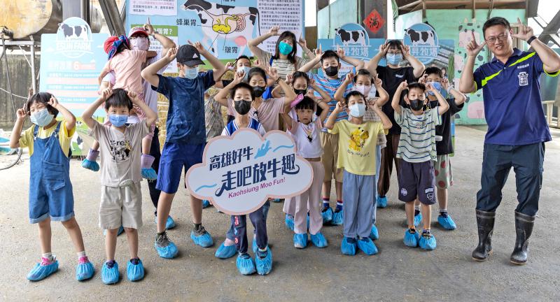 高市農業局攜手橋頭區農會 邀大小朋友訪乳牛牧場認識酪農日常體驗手作樂趣