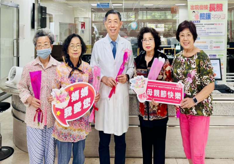 高市大同醫院贈康乃馨花束、小卡 預祝逾300名婆媽母親節快樂