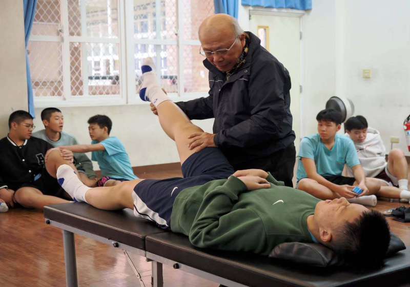 正修科大休運系助理教授林泉輝投身整復逾40年 78歲完成博士學業體現終身學習