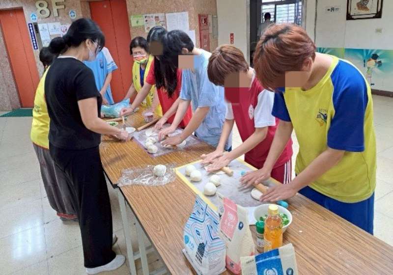 高市警局少年隊攜手少輔會點亮家中溫暖燈計畫 免費課後技藝班搭配分齡犯防宣導