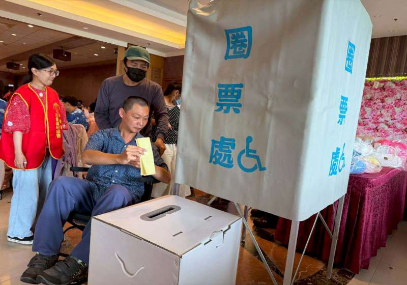 高市米迦勒社福協會前進旗山宴中菜餐廳 障友模擬投開票理解民主政治