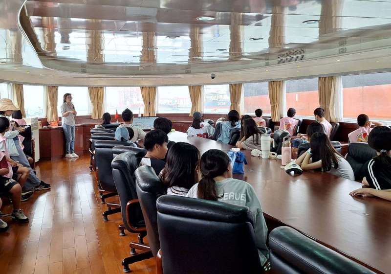 臺灣高雄港務邀2社福團體70名師生兒少 搭船巡禮高雄港參觀港史館水花園