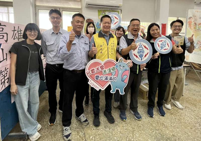 台電鳳山區處慰訪甲仙區西安里獨老汰換LED燈 同步宣導節能用電安全