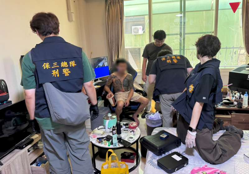 高市男涉毒遭判刑逃亡通緝重操舊業 保三總隊跨單位循線豪宅逮人扣證物送辦