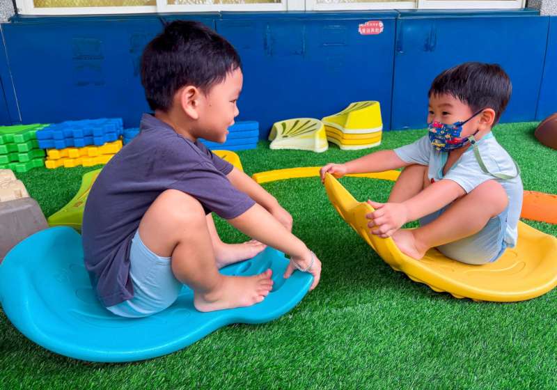 高市社會局婦幼青少年活動中心獲社團支持 汰換兒少遊戲空間地墊改善自然探索角落