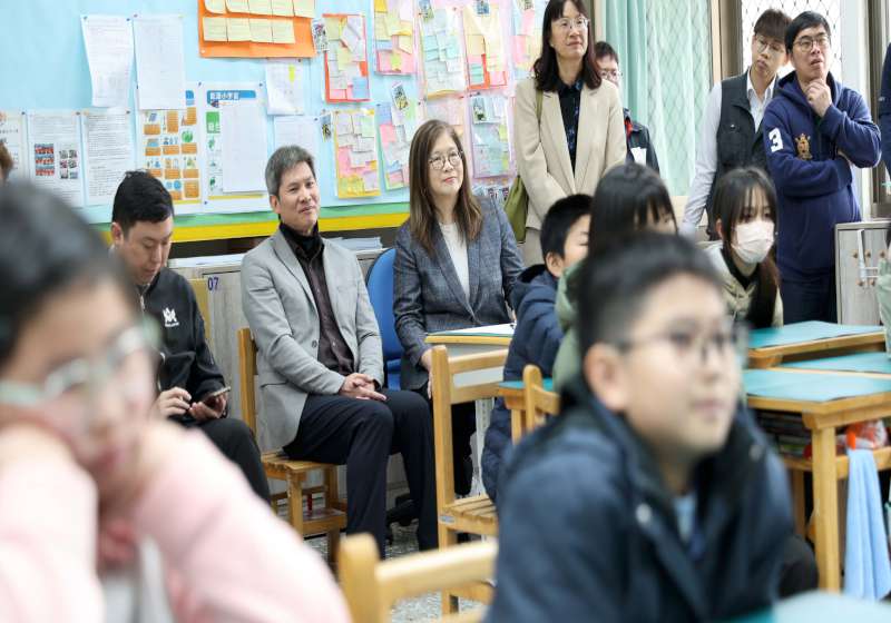 國海院首前進連江縣介壽國中小 邀學生觀察實驗紮根海洋科學序列教材