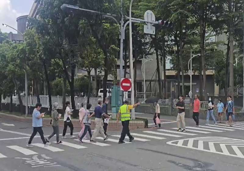 高捷鳥松區大埤路、長庚醫院路口行人號誌提前歸零 捷運局實勘檢修恢復運作