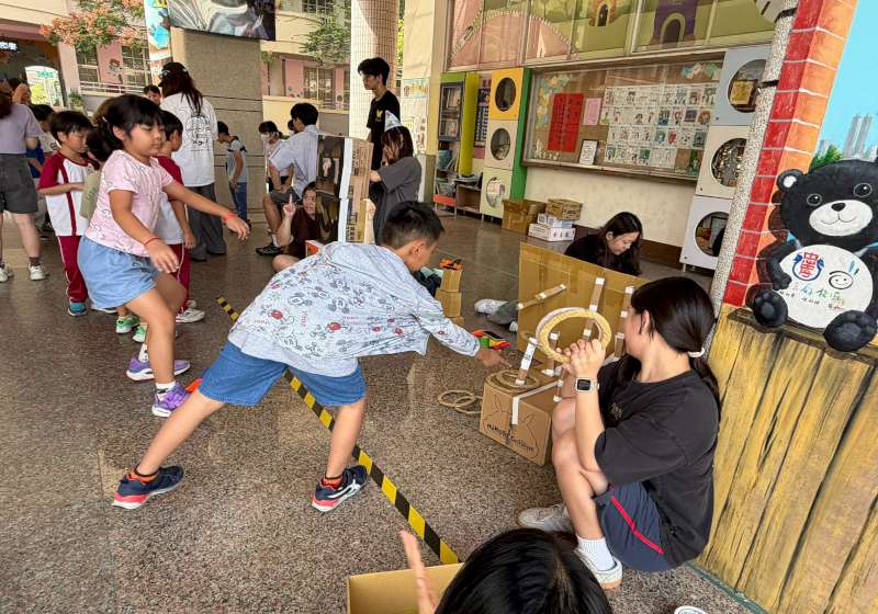 中山大學續攜手高市鹽埕區忠孝國小 大小朋友動腦玩創意紙箱闖關歡度萬聖節