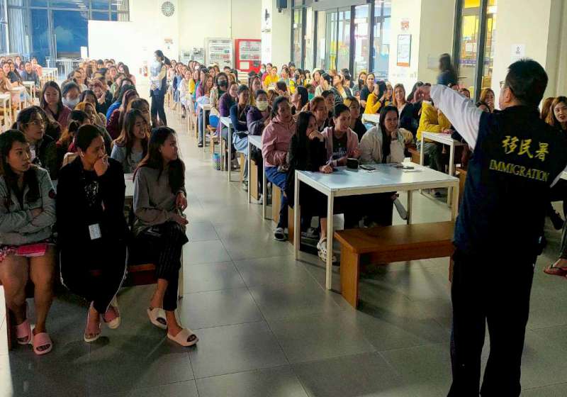 移民署高市第二服務站前進楠梓區半導體廠 關懷移工工作生活宣導便民措施