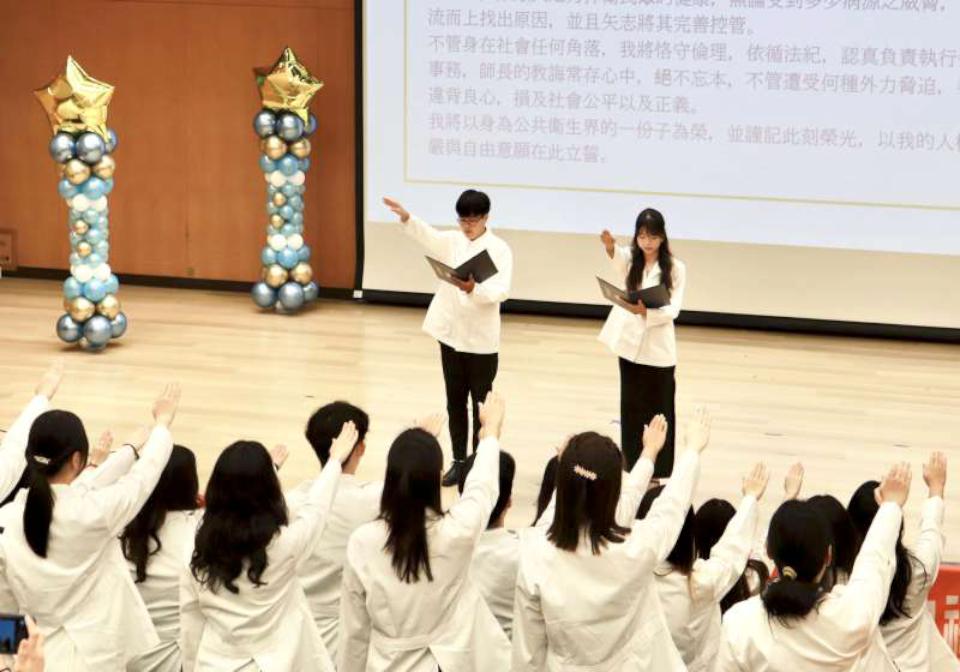 高醫大公衛系首屆加袍典禮 大三、四生宣誓投入臨床接受國考挑戰