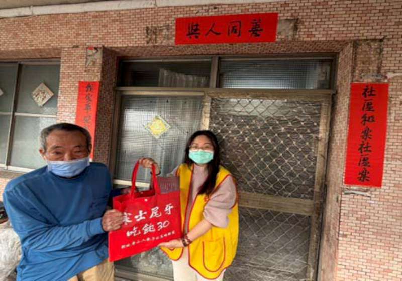 創世、華山、人安策略聯盟第36屆寒士吃飽30起跑 社工志工忙送禮祝福紅包到家