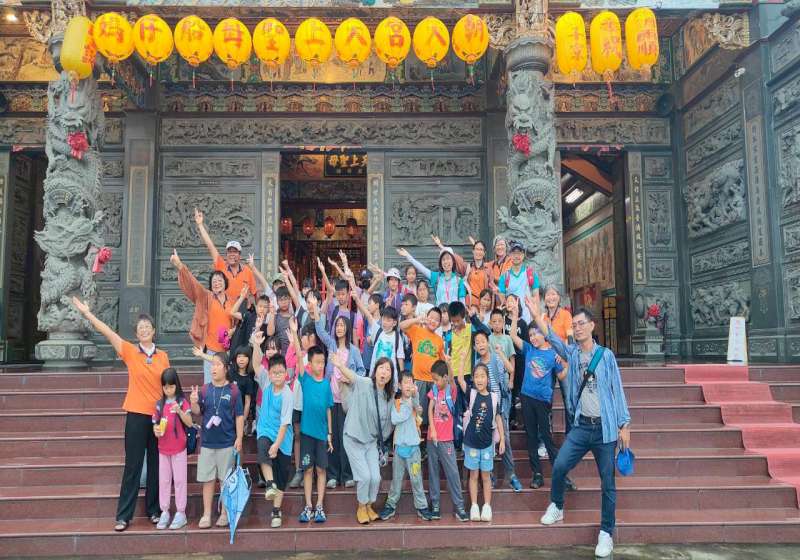 高市蚵仔寮文化協會邀梓官區彌陀國小師生 走訪景點認識在地文史紮根海保教育