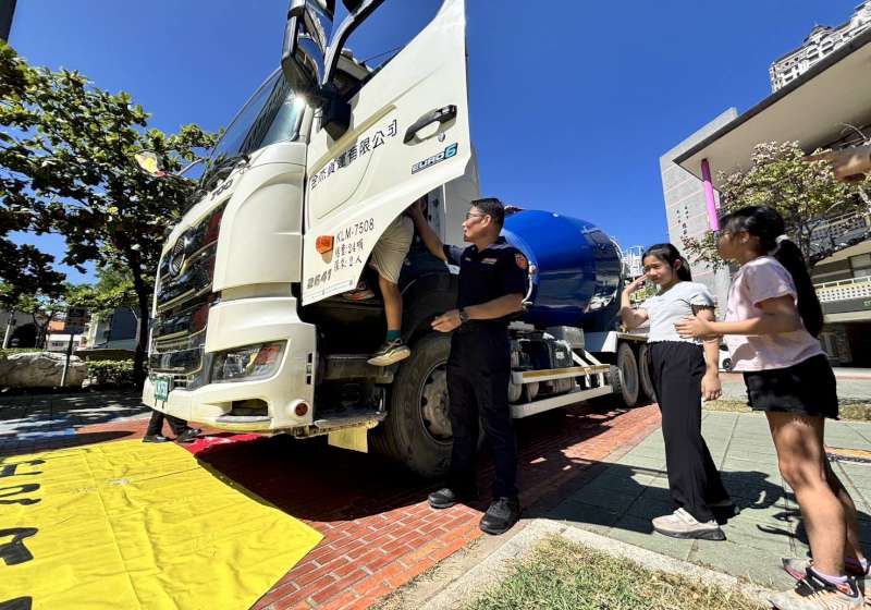 高市警局交大結合民間業者 3輛預拌混凝土車進駐鼓山區龍華國小宣導內輪差 