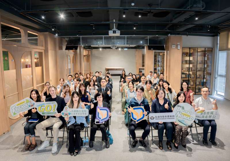 高市青年局續攜手國發會遊牧台灣辦公室 前進駁二說明數位遊牧友善標章