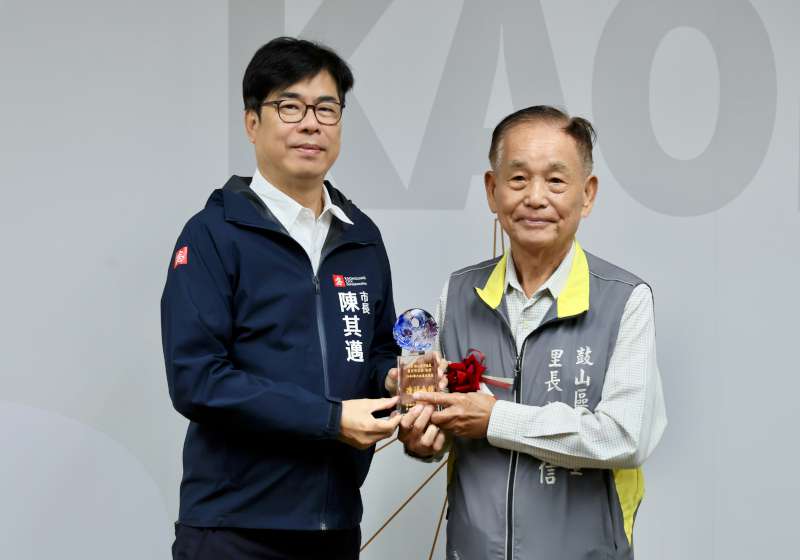 高市20名里長獲114年內政部三等內政專業獎章 陳其邁表揚 