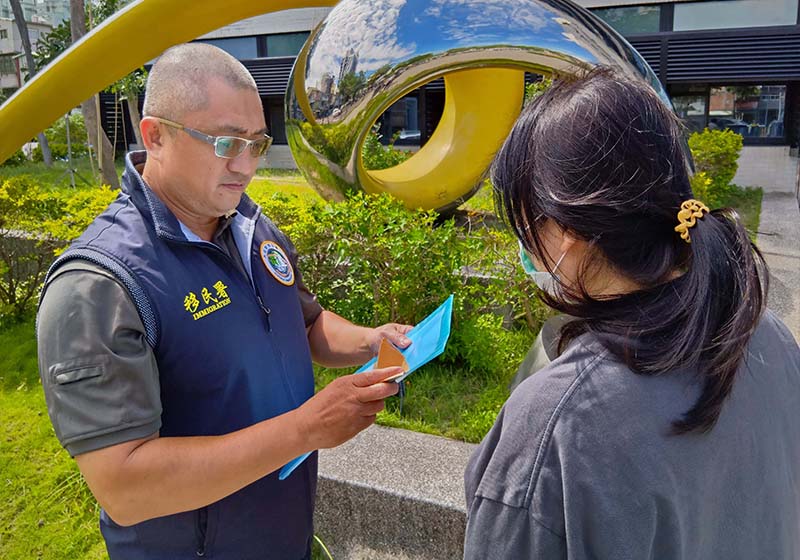 移民署高市第一服務站行動列車開抵旗津戶政所 助新住民尋失聯25年祖父終圓夢