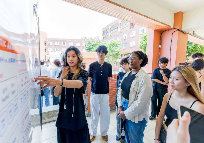 中山大學外語系全英課程期末成果展 學生上台獻藝秀空耳創作