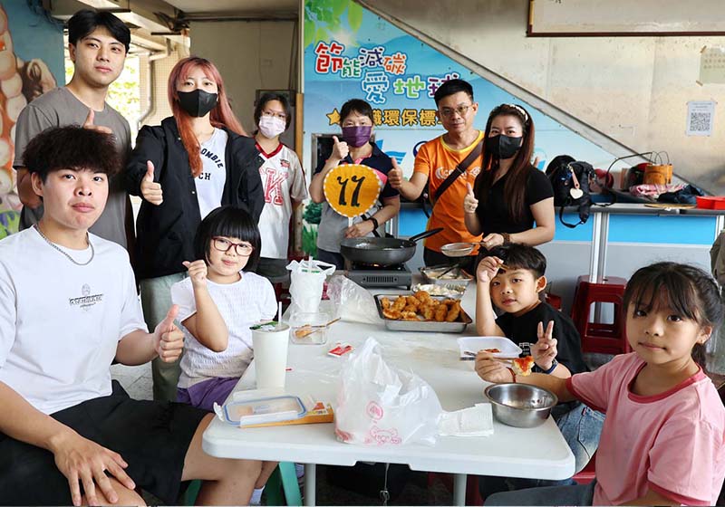 高市社教館邀張瓊尹前進旗津區中洲國小 指導大小朋友體驗下廚製作香酥可樂餅