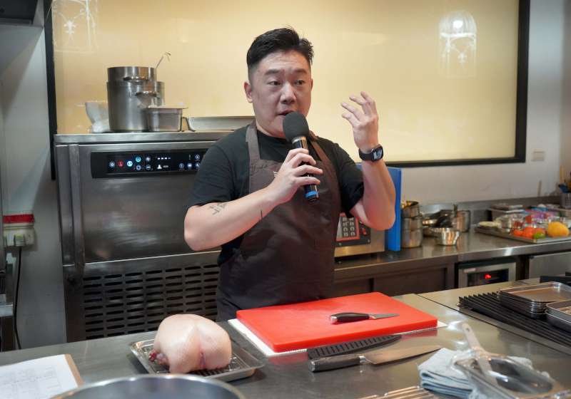 高餐大西廚系系列名廚蒞校教學計畫 大二西式套餐製備課邀主廚演示當代料理
