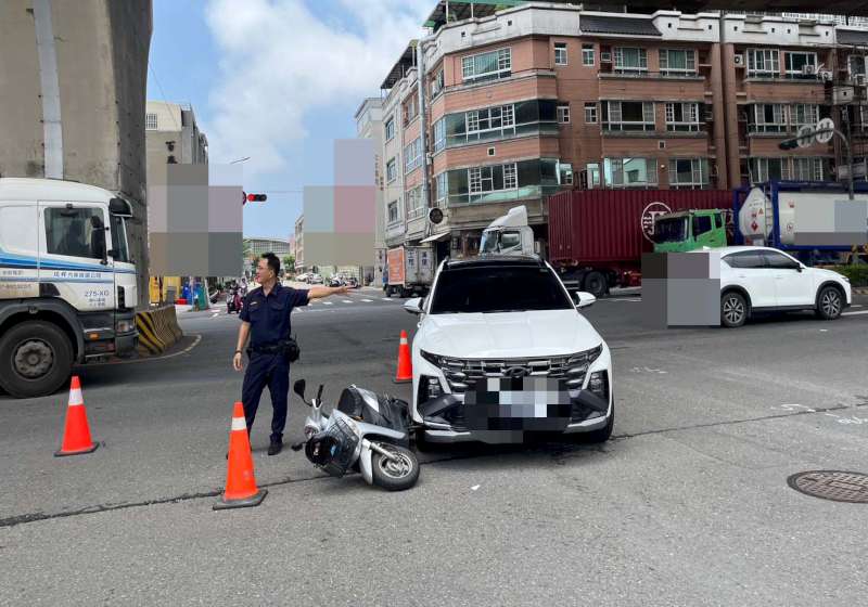 高市7旬翁駕車左轉不慎撞女機車騎士多處擦挫傷 鳳山警籲路口優先禮讓直行車